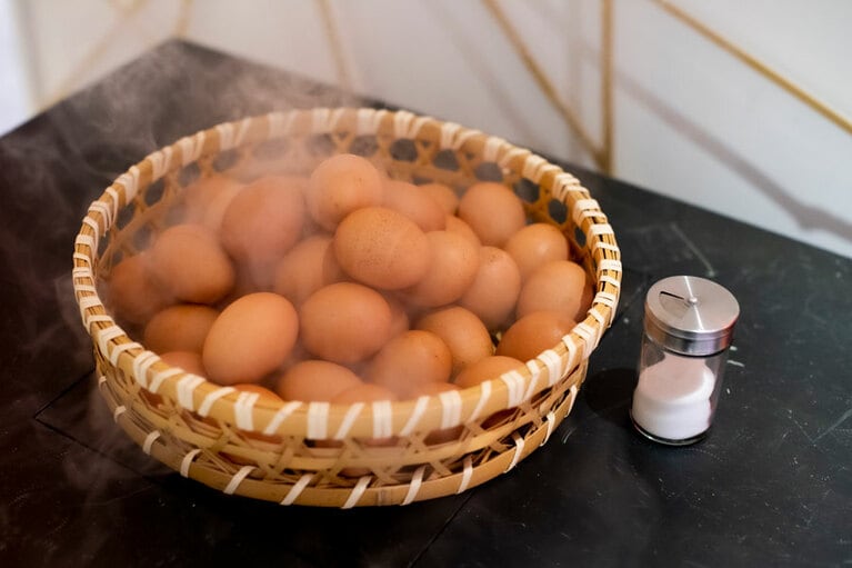 地獄(高温の温泉)から噴出する蒸気の熱を利用して蒸す「温泉蒸し卵」。