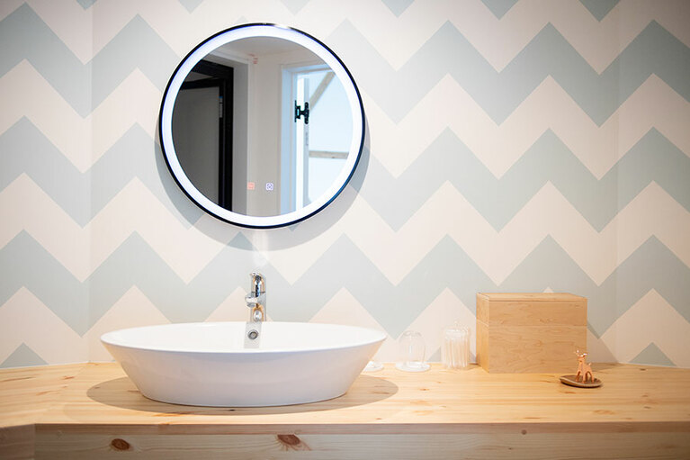 清潔でスペースに余裕があり、使いやすさ抜群の洗面化粧台。鏡には照明機能も。