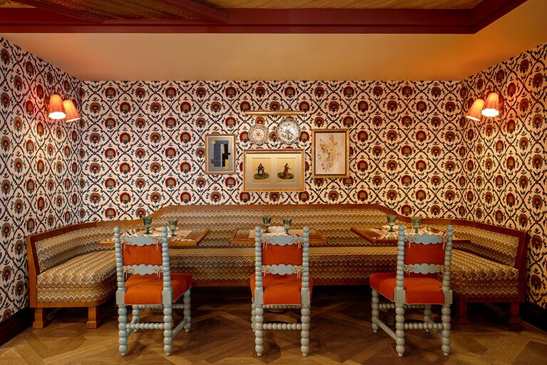 東欧のフォークロアなインテリアが広がるㇾストラン「ブーバレ」。