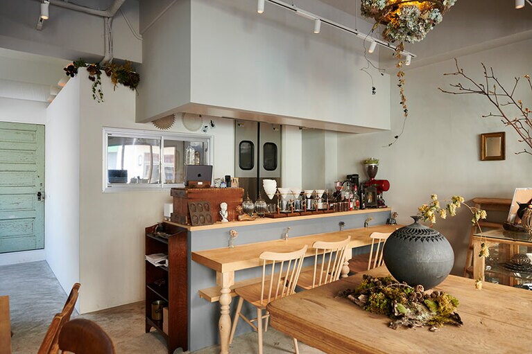 壁の色を塗り分けてパフェが映える空間に。奥には16℃に保った冷蔵アトリエも。小学生以下、3人以上は利用不可。