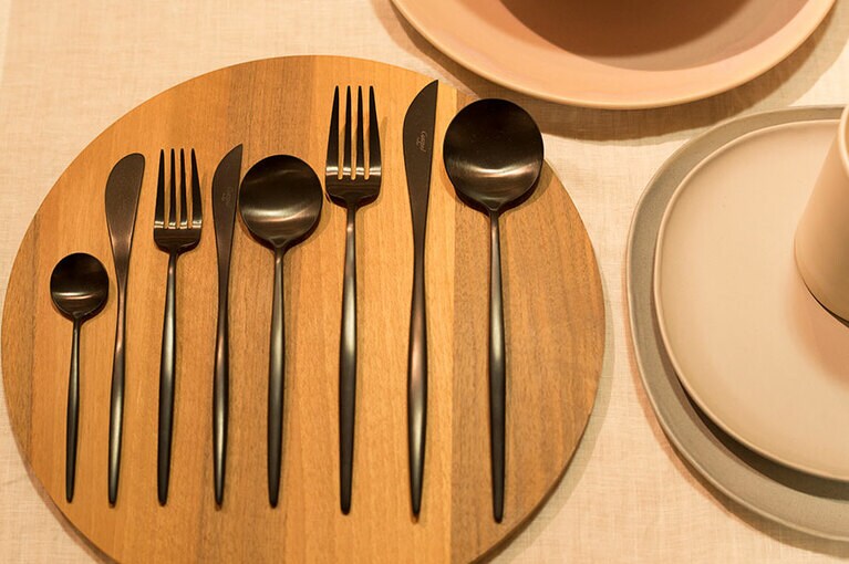 ポルトガルの「クチポール」のカトラリー  2,145円～。食卓を引き締めるマットな質感。和洋の食器、漆器にも合う。