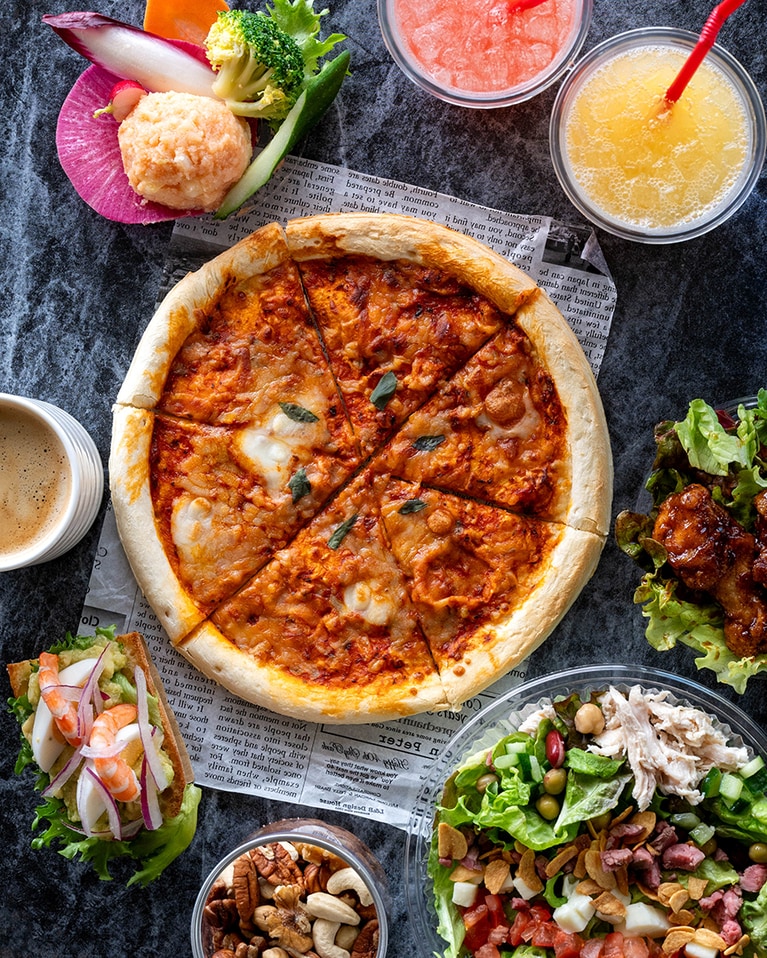 「Deli & Café」でピッツァ（1,680円）などをテイクアウト。わいわい部屋で盛り上がれます。