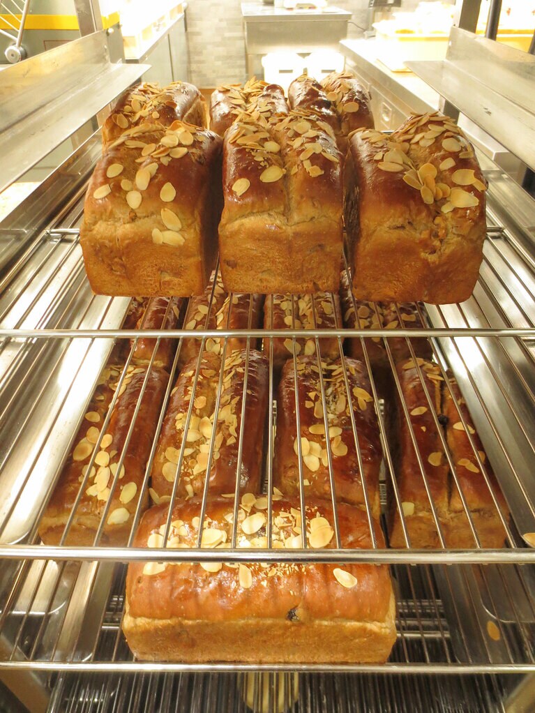 焼き上がったおいしそうなパン。