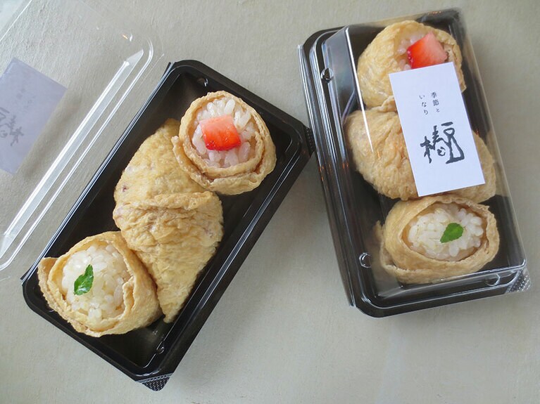テイクアウトの「いなり」。定番の「古代米」と季節の2種類の3種類。取材時は「新玉葱」と「苺」。3個 450円、4個 600円、6個 900円、8個 1,200円、9個 1,350円。