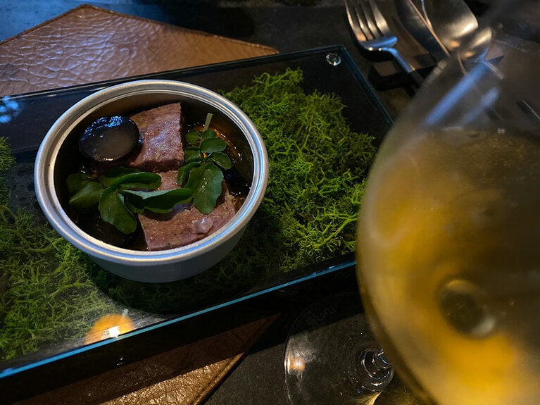 アミューズとして登場したのは、鹿肉のパテ。甘酸っぱいぶどうとともに缶詰仕立てで。