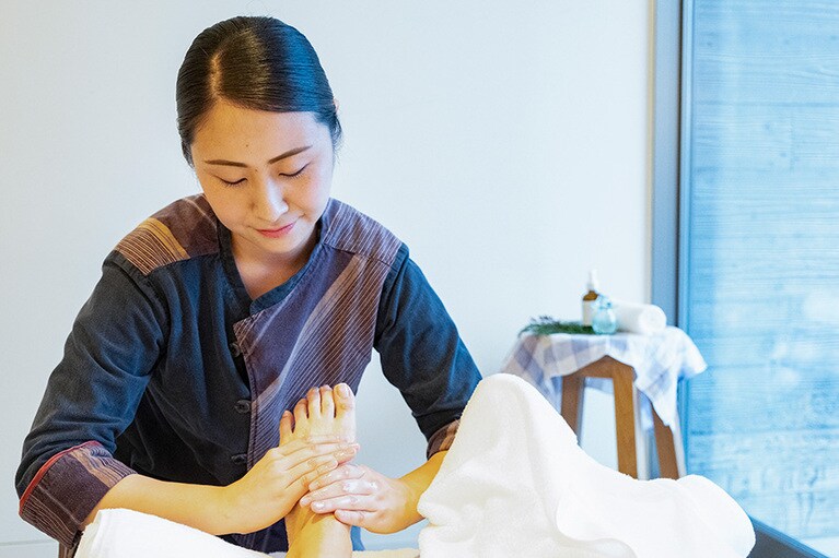 後泊コースにつくのはフットマッサージ。ヒノキまたはローズのオイルを使い膝から下をもみほぐす。