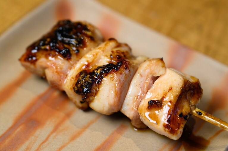 炭火焼きならではの、この焼き目が旨み。