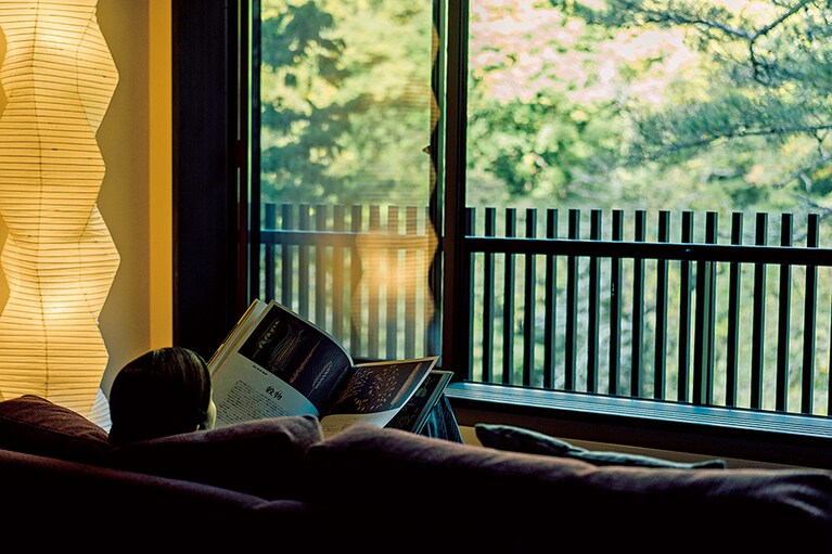 【渓谷に佇む隠れ宿 峡泉】部屋のカウチソファはごろごろできる大きさ。Photo: Yukihiro Shinohara