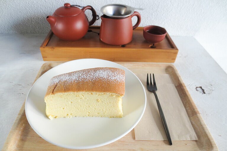 台湾カステラはプラス500円で台湾茶とセットに。杉林渓谷高山茶、阿里山紅茶、東方美人茶、桂花烏龍茶、台湾茉莉花茶などがあり、通常600円。何煎も飲めます。「阿里山珈琲」650円。