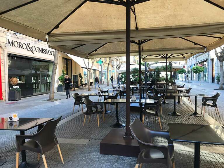 パレルモでいつもは賑わうバルもこの通り。