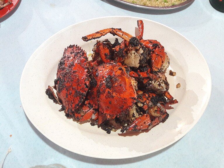 見た目が真っ黒なので、初めて見たときは泥？(失礼)と二度見したブラックペッパー・クラブ。インスタ映えとは無縁だが、個人的にいちばん好きな味。写真提供：あやのさん