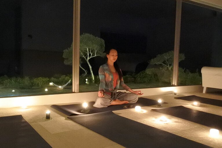 ライトを消して、キャンドルの光が揺れる中でのヨガ。