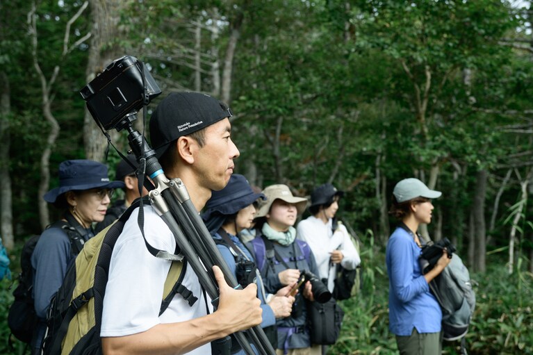 このハイキングツアーでは、写真家の石川直樹さんとご一緒させていただいた。フィルムカメラを担ぎ、静かにシャッターを切る姿が印象的だった。20年近く知床に通い、写真を通して知床の魅力を発信し続けている。