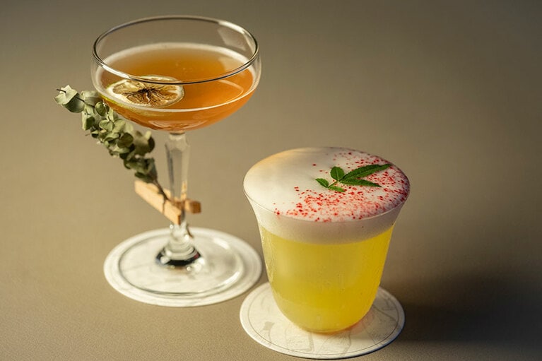 手前は「Bubble No.1（450元）」。スぺイン産のジンに金柑ジュースを加えたもので、上の泡はグァバ味。奥は「Secret garden（420元）」。鉄観音茶にウオッカ、ライムジュースなどを加えたもの。