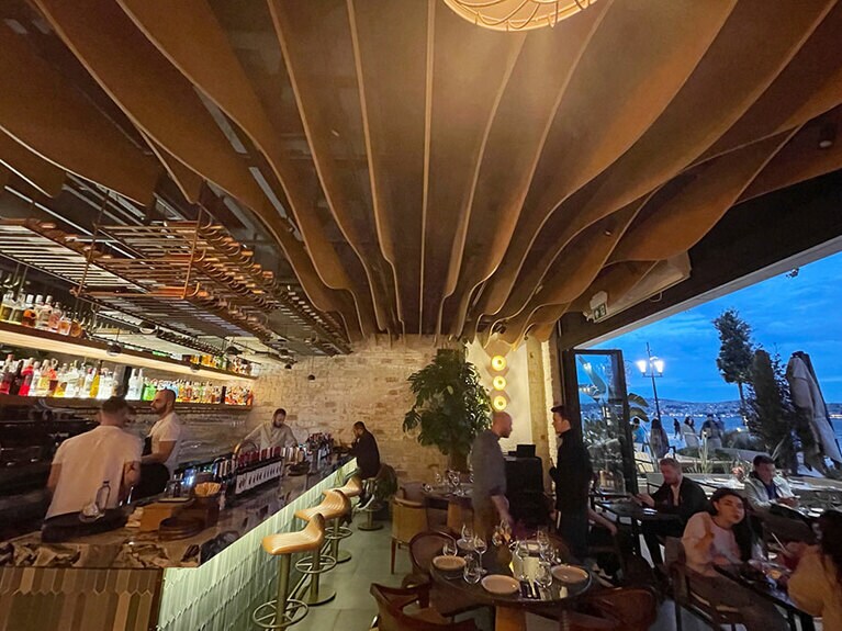 店内にはバーカウンターも。天井は波打つような立体アートとなっている。