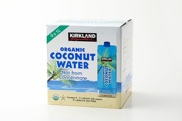 KIRKLAND SIGNATURE「オーガニックココナッツウォーター」1,804円(1L×9本)。