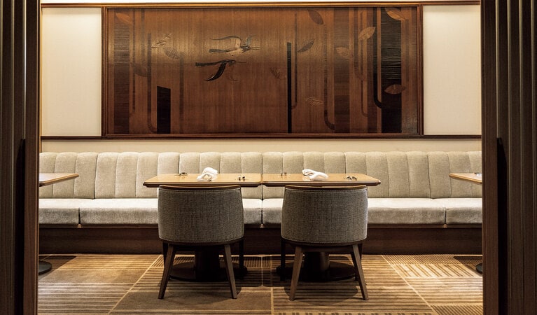 「弥栄」の壁面を彩る、弥栄会館理事長室にあった花鳥図。