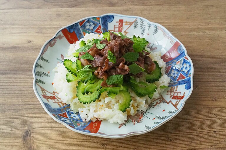 スパイシー牛しぐれ煮のっけ夏みかん寿司。
