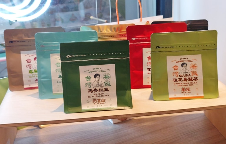 レトロポップなパッケージに入っているティーバッグ。