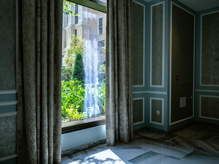 トリートメントルームへのアプローチにも美しい空間が広がります。