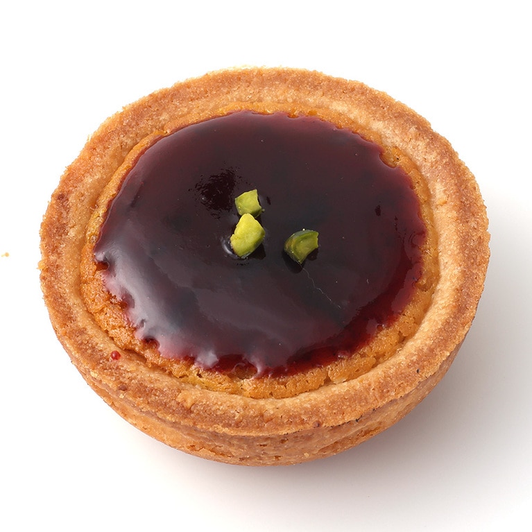 アマンディーヌ 370円。カスタードを合わせたアーモンドクリームと、チェリーを詰めて焼いたフランスの定番タルト。表面はグロゼイユのジュレ。