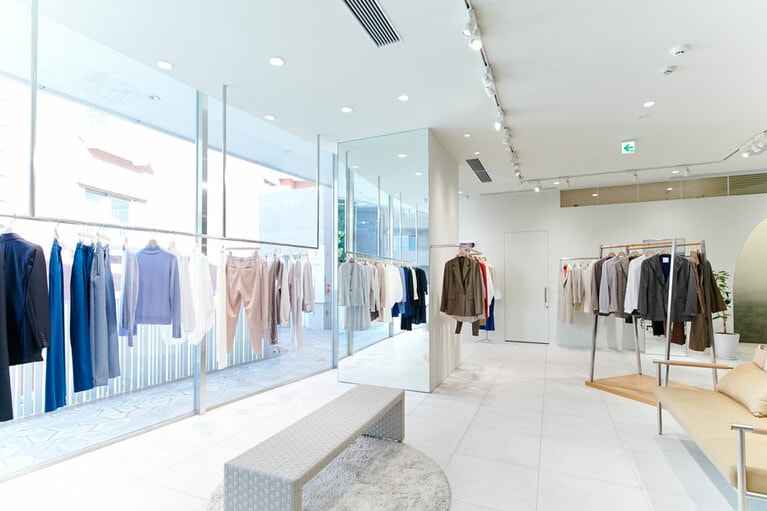 明るく開放的な店内は居心地もいい。