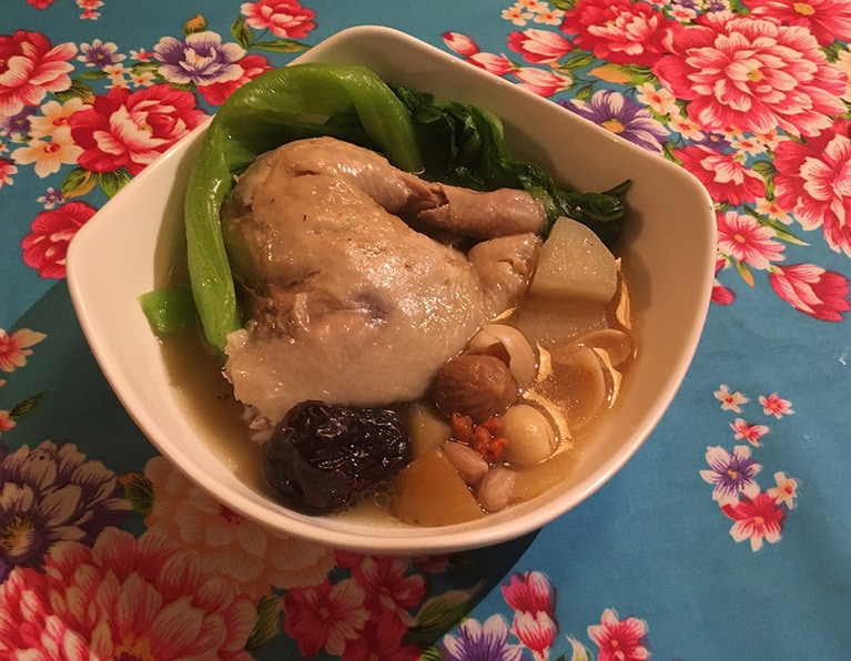 鶏はお箸で簡単にほぐれるほど柔らかく仕上がっていますので、ご安心ください。