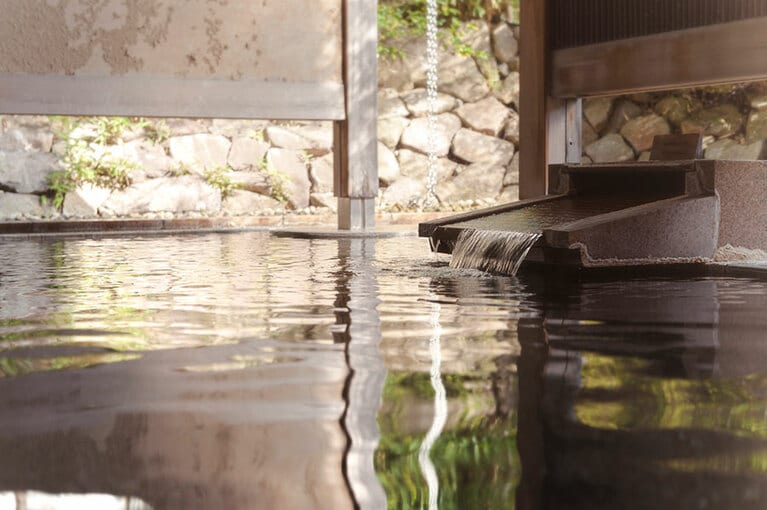 心身を包み込むように温めてくれる浅間温泉。お殿様も愛した名湯は、現代の女性の心も癒す。