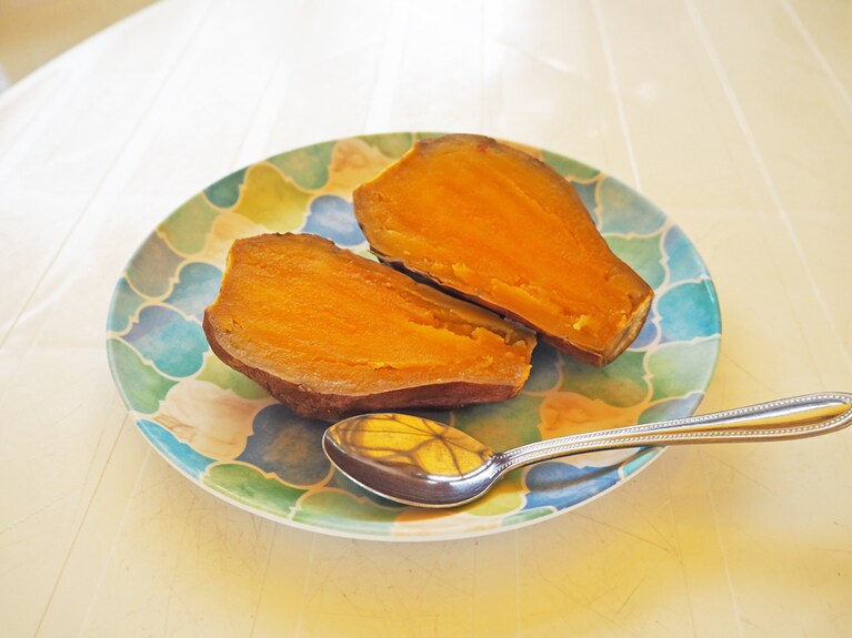 海の家で五島芋に再会。「冷やしごと芋」(200円)という、五島芋をふかして冷やしたシンプルなスイーツです。ねっとりとした食感と芋本来の自然な甘さが美味。