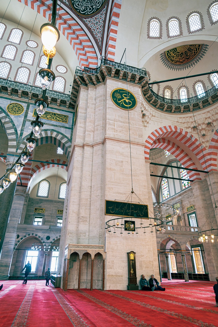 立派な太い造りが象の足に似ていることから名付けられた柱“象の足”。