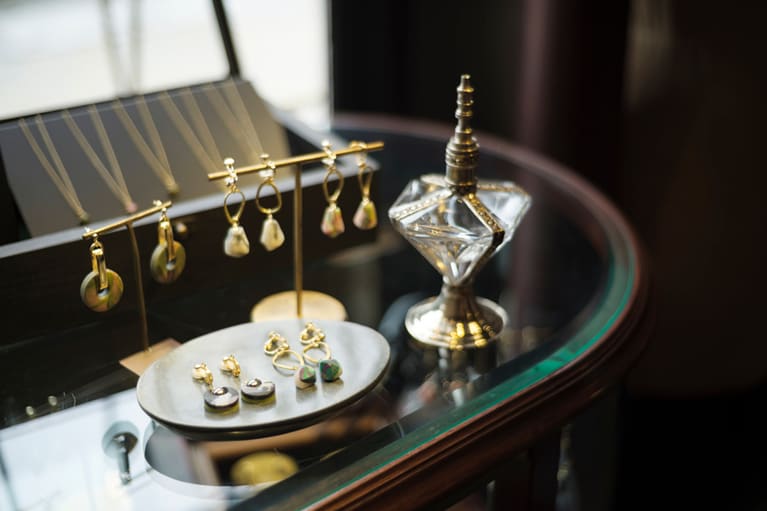 着けているのを忘れるほど軽いのが、ishのクレイアクセサリーの特長。1点1点ハンドメイド。