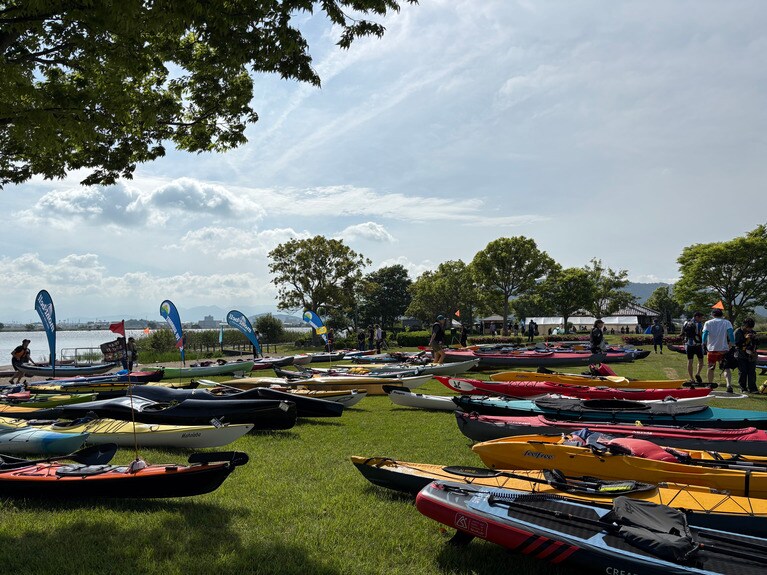 色とりどりのカヤックが会場を彩る。“マイカヤック”持参の参加者もいるが、もちろん、レンタルすることも可能だ。