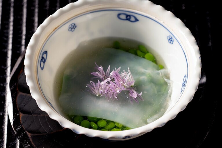 地物の未熟なスナップエンドウを昆布出汁で炊き、余熱で剣先イカに熱を通す。料理はすべて“春夏のお料理” 17,600円から。9月中旬からは“秋のお料理”。
