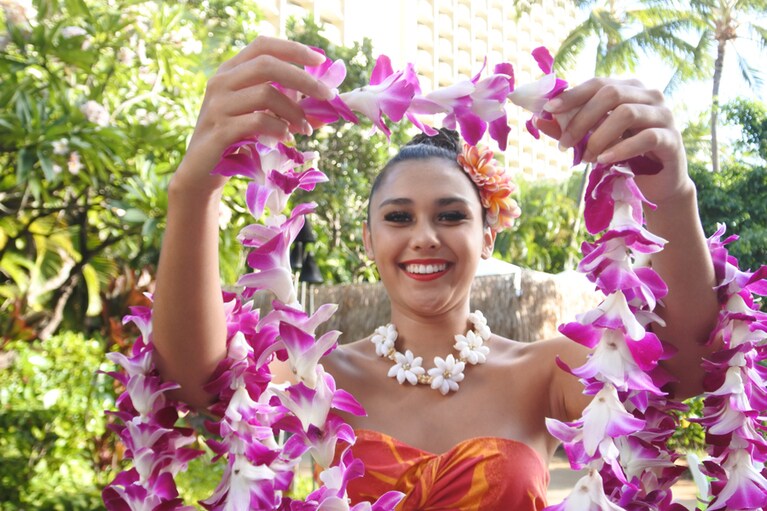 エントランスで「アロハ～！」とオーキッドのレイをかけてもらいます。