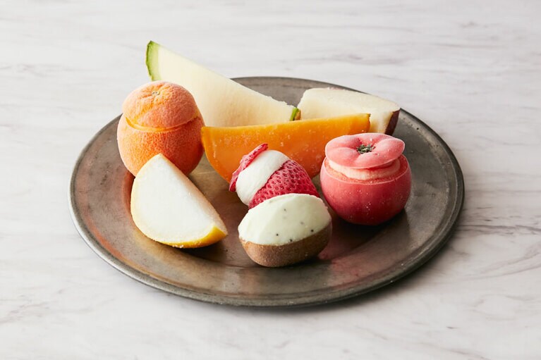 〈マスクメロン、トマト、まるごとオレンジ、グレープフルーツ、キウイ、リンゴ、パパイヤ、イチゴ各1個〉5,980円。