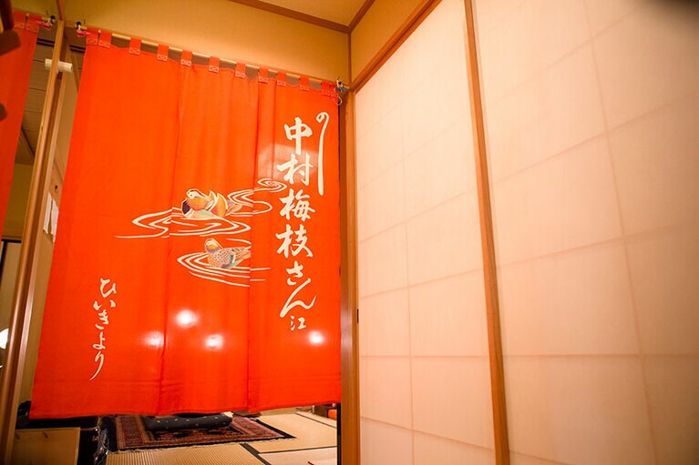 さらに中に入ると、梅枝さんののれんがかかっていました。