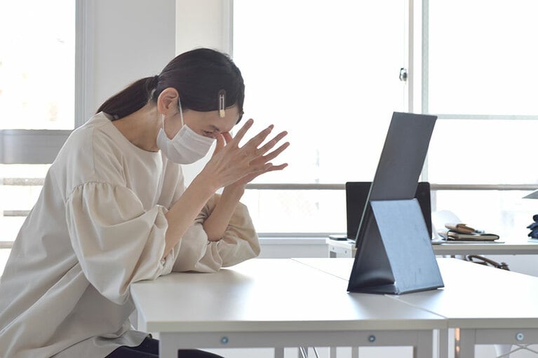 肘を固定する。