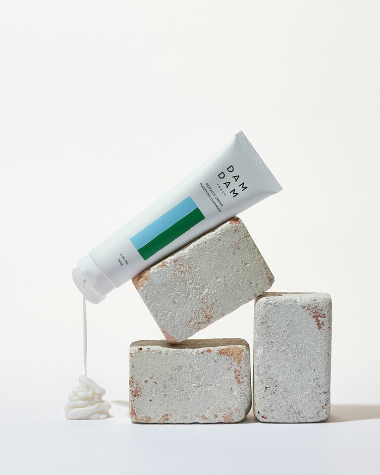 こんにゃくのスクラブを配合したノーマッズクリーム　ピュリファイングクレンザー 4,950円。