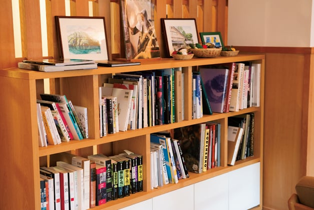 【ホテリ・アアルト】ライブラリーにはホテルスタッフが選んだ自然・歴史・建築・物語など多様な本がそろう。 photo: Akemi Kurosaka
