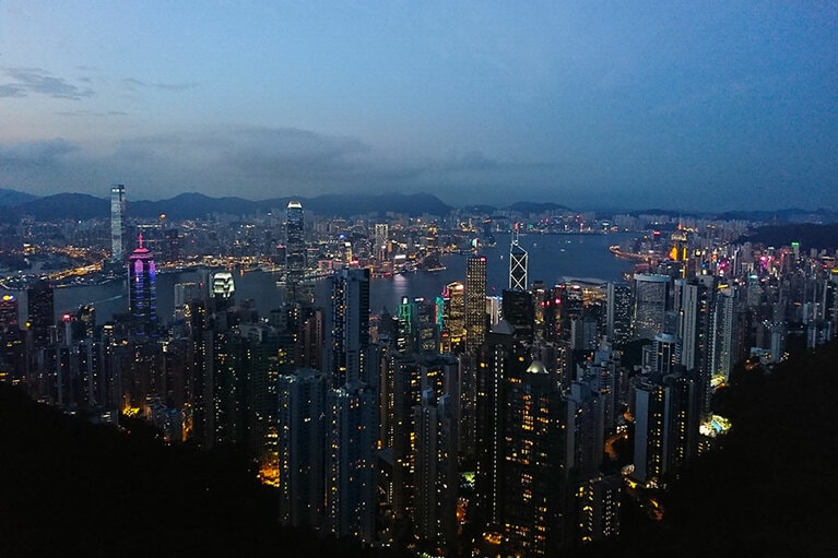 日暮れから艶やかな夜へと姿を変える香港のヴィクトリア・ピーク。100万ドルの夜景を堪能できる。©SK