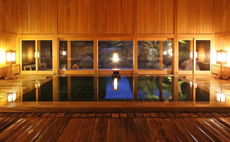 法師温泉 長寿館［群馬／法師温泉］野天風呂付浴場「玉城乃湯」内湯。