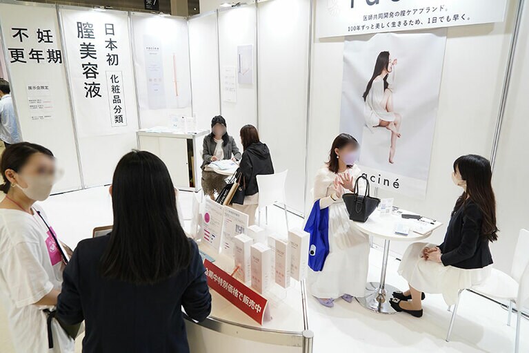 ブースは生理・妊よう性・更年期などライフステージ別に設置される。