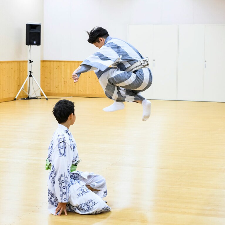 尾上右近さんと尾上眞秀さん。