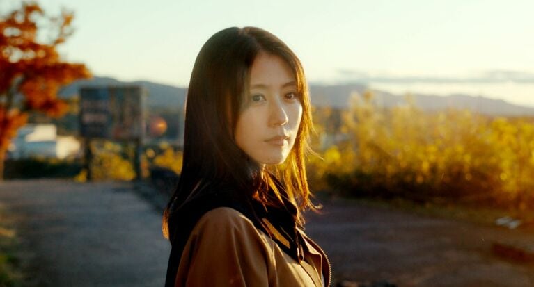 父を喪った神尾真世（有村架純）は悲しみを乗り越えて、事件に向き合う。　©2025映画『ブラック・ショーマン』製作委員会