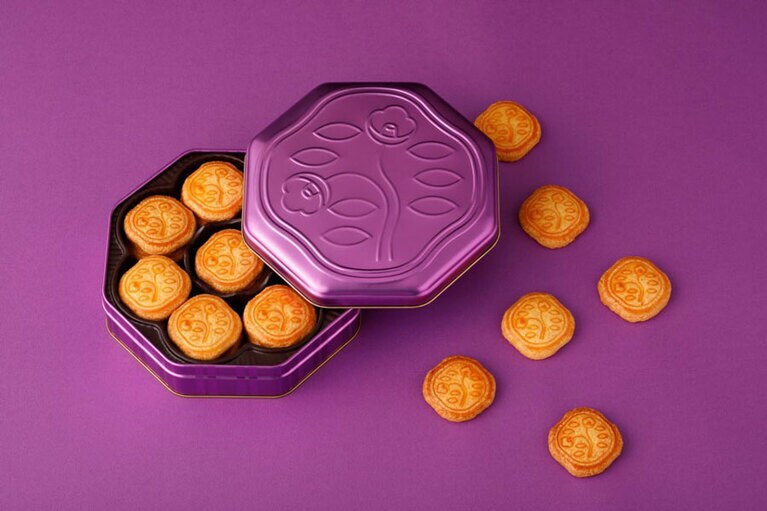 「花椿ビスケット24枚入限定缶 クリスタルパープル」1,998円。