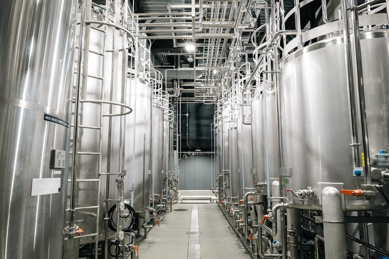 抽出された液体を分類ごとに貯蔵しているタンク。