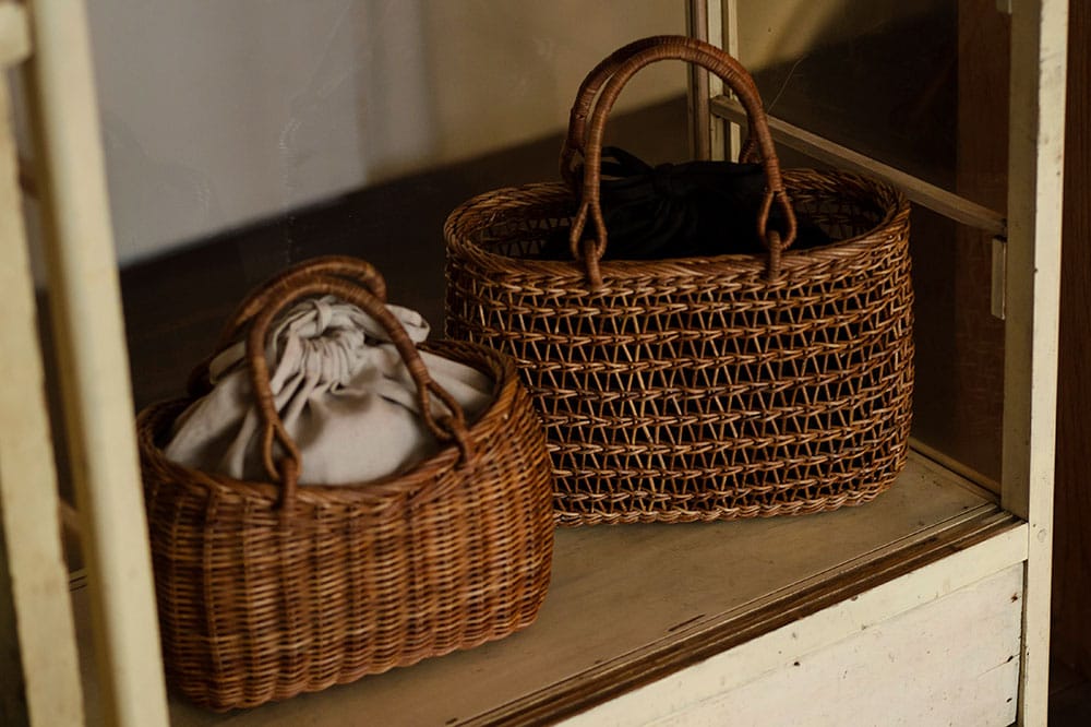 岐阜の「アトリエ ユヌプラス」作のリネンの内袋と合わせたアケビのバッグは、カジュアルな装いにぴったり。