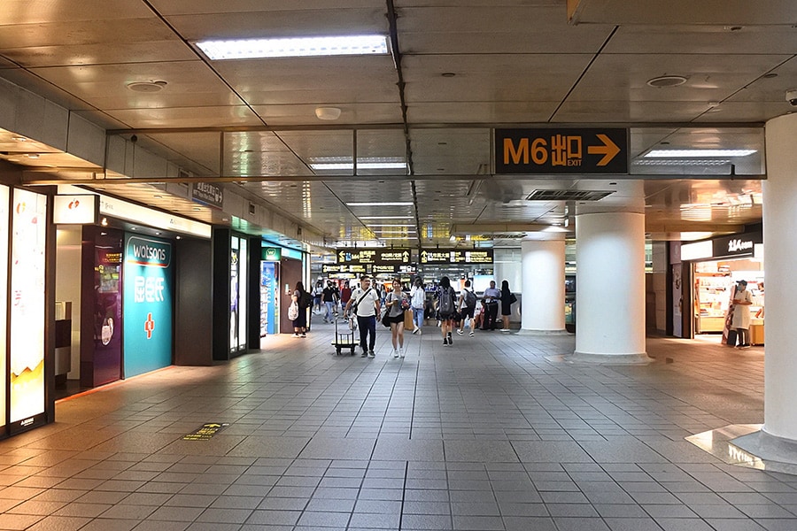 左：MRT台北駅のM3～M7出口周辺の地下道。
右：地下鉄改札方面から中央の台北駅へ向かう地下道。手前はドラッグストアの「コスメド」。