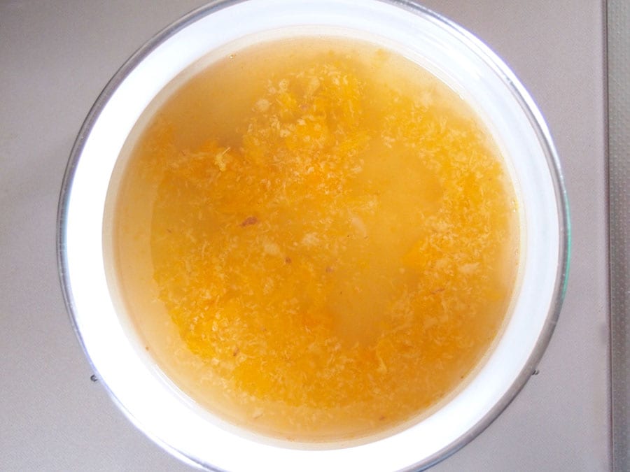 (3) 鍋に絞ったみかんの汁、生姜、水、はちみつを入れて加熱します。