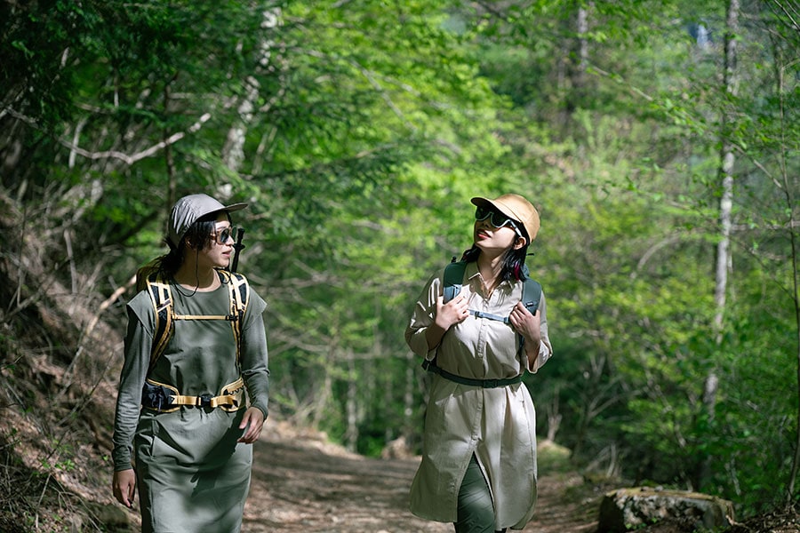 三ツ峠山のトレッキングに出かけた映画監督の金子由里奈さん（左）と俳優の石川古都さん（右）。